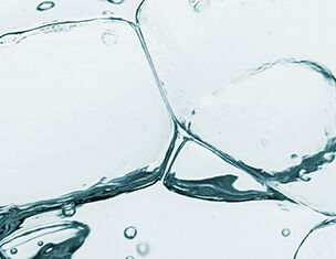 Denna fuktighetsbevarande ingrediens har vattenbindande egenskaper som ger intensiv fukt utan en tung eller klibbig kansla.