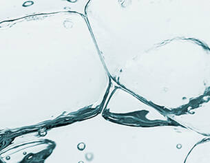 Denna fuktighetsbevarande ingrediens har vattenbindande egenskaper som ger intensiv fukt utan en tung eller klibbig kansla.